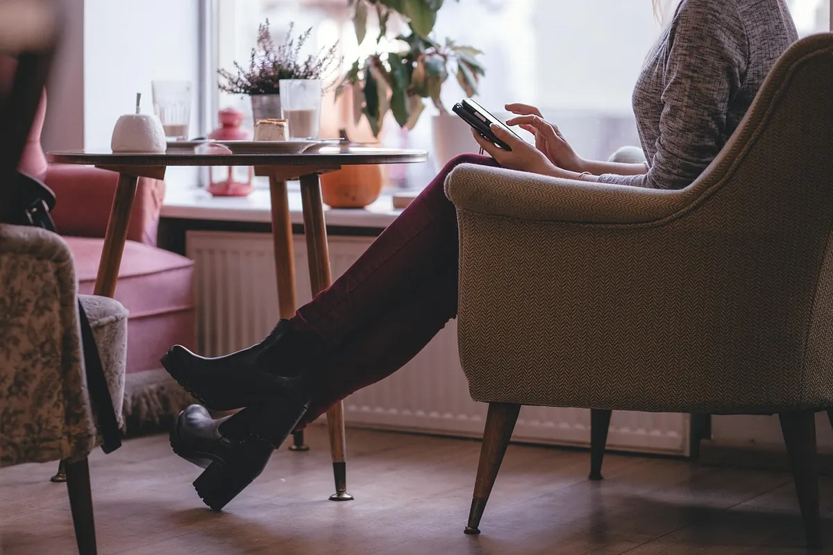 Floor Stand vs Desktop Stand for Kindle: Which Suits Your Reading Position?